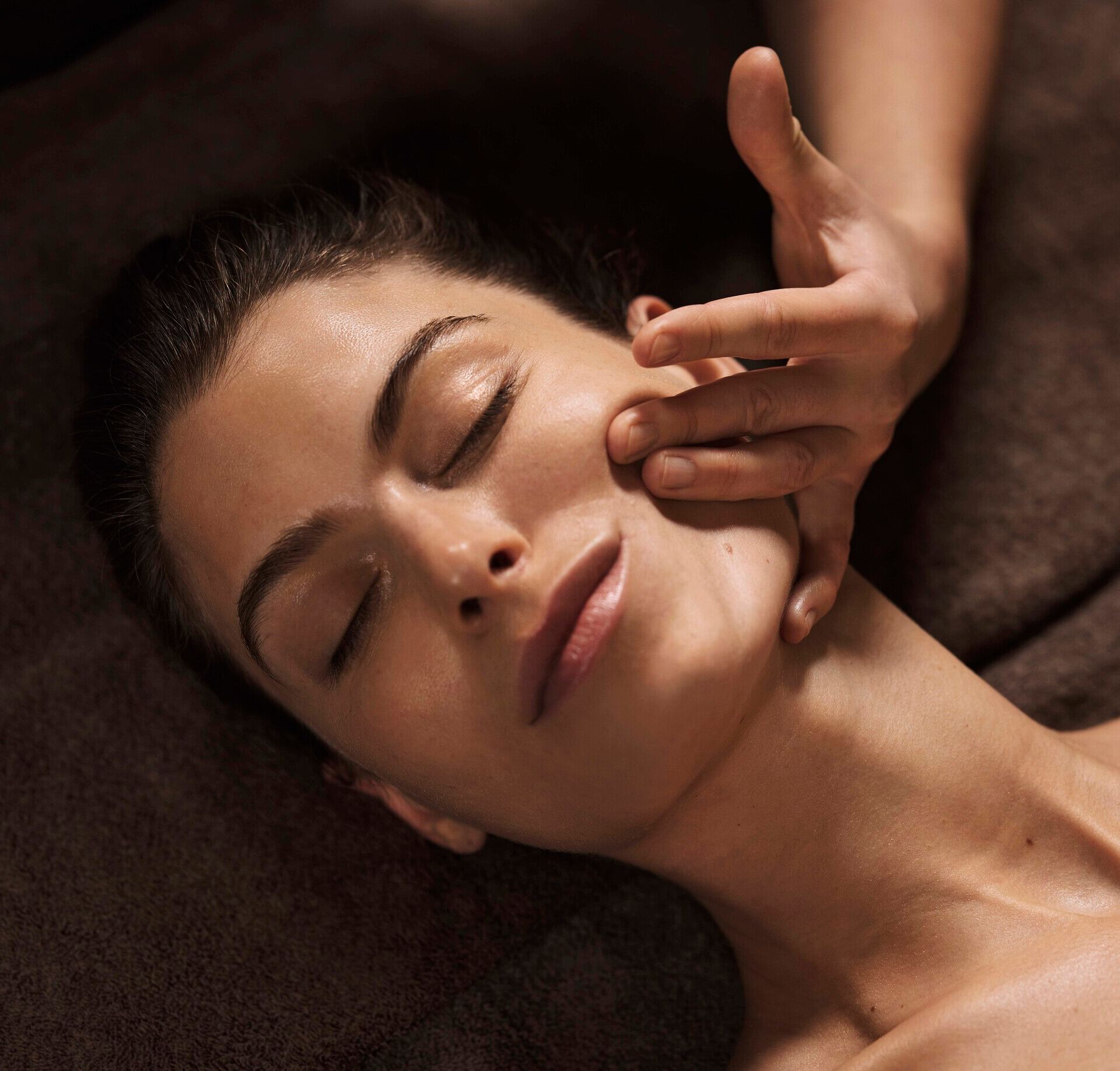 Un moment de soin d’exception, où un massage du visage délicat met en valeur l’éclat naturel de la peau. Entre gestes experts et toucher enveloppant, cette expérience sensorielle invite à une profonde détente et à un lâcher‑prise total.