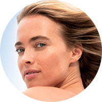 visage de femme les cheveux au vent sur fond ciel