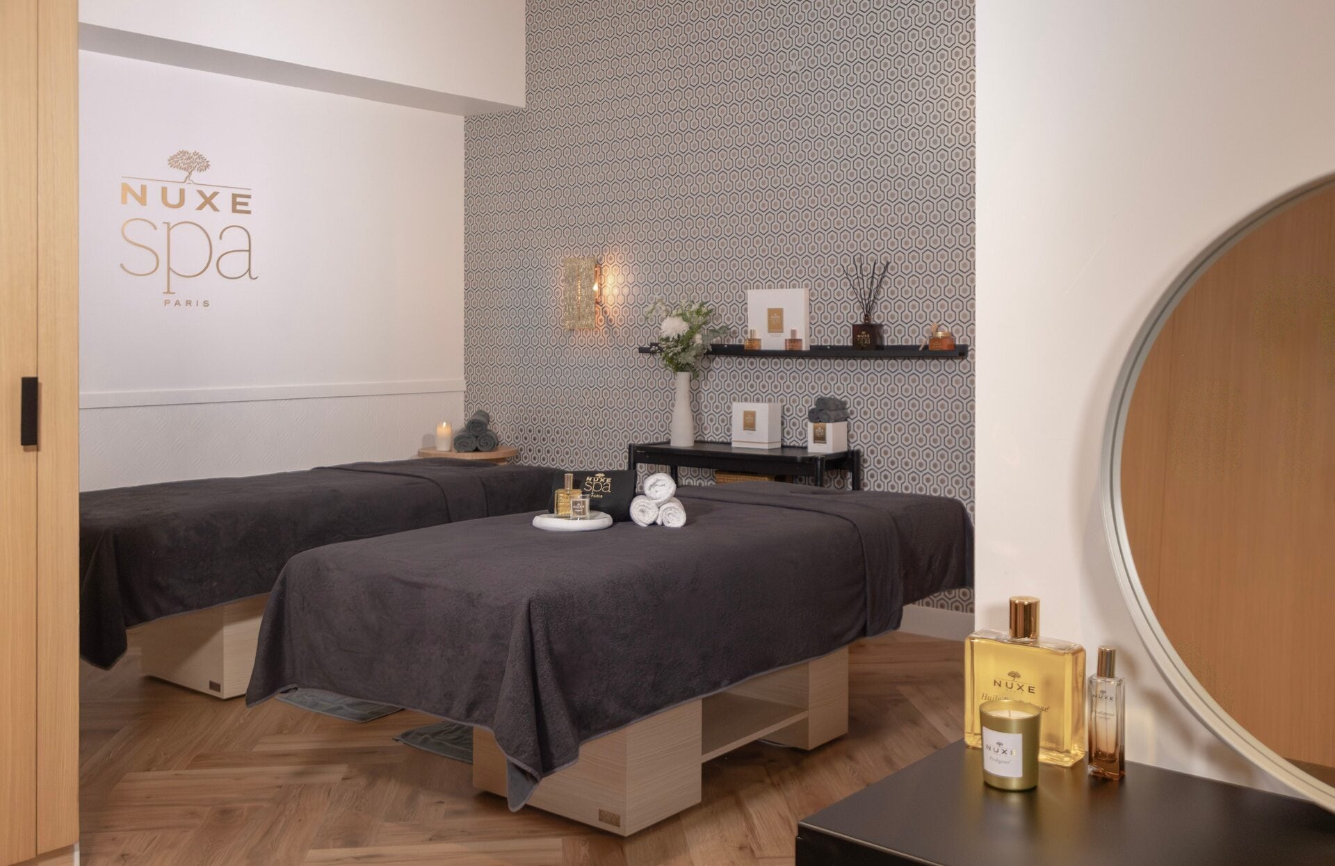 Une cabine de soin double élégante et harmonieuse, dédiée à une expérience de bien‑être partagée. Entre teintes douces, matières chaleureuses et touches raffinées signées Nuxe Spa Paris, cet espace invite à un moment de relaxation absolue, alliant confort, sérénité et intimité.