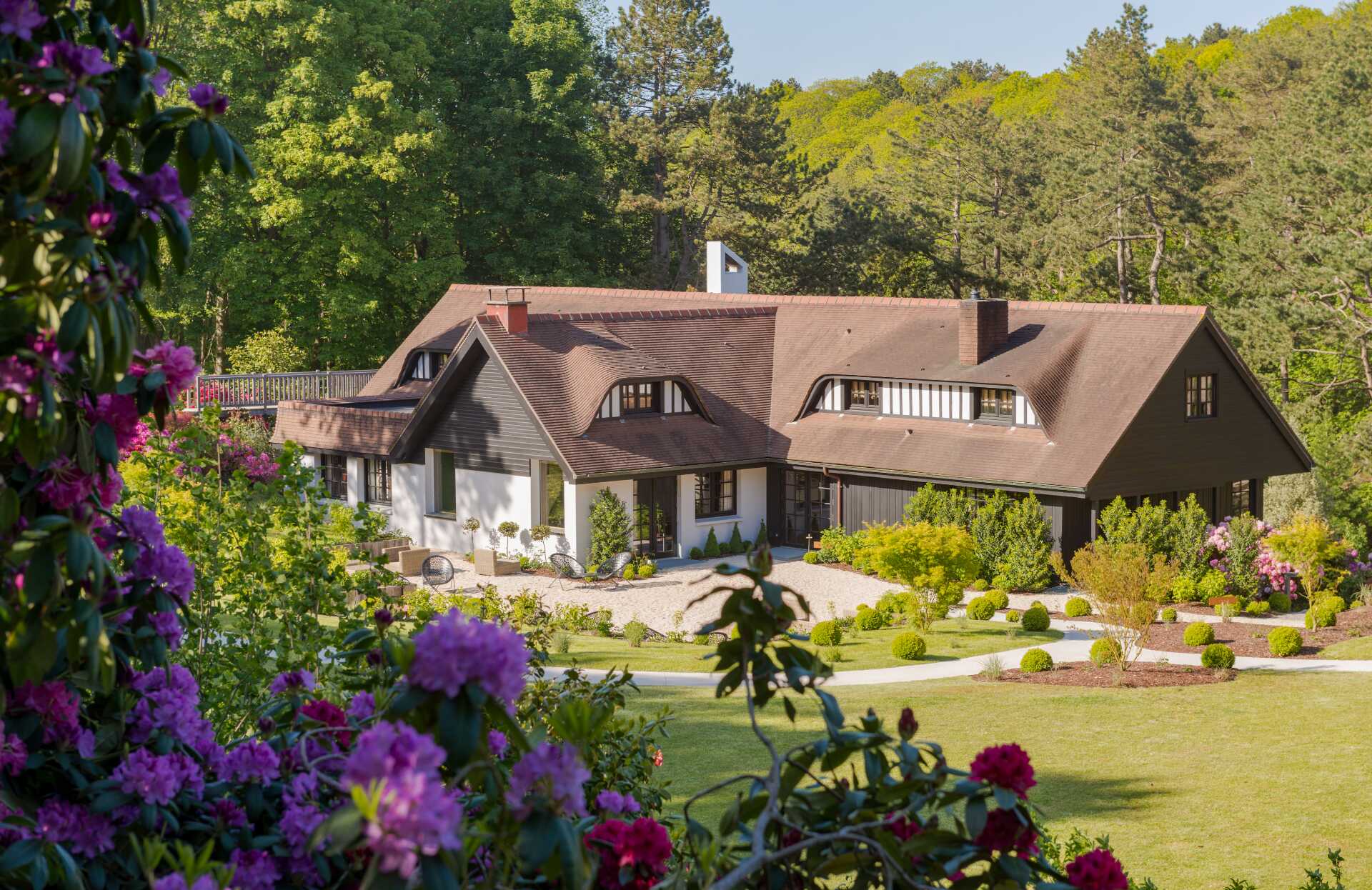 L'élégante hotel Les Pins de Cesar aux lignes architecturales soignées s’intègre harmonieusement dans un vaste jardin paysager, entourée d’arbres et de massifs fleuris aux couleurs vives.
Les allées courbes, les pelouses parfaitement entretenues et les volumes chaleureux de la bâtisse créent une atmosphère paisible et haut de gamme, idéale pour une escapade ressourçante.