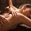 femmes allongée sur le ventre sur une table de massage en train de se faire masser le dos