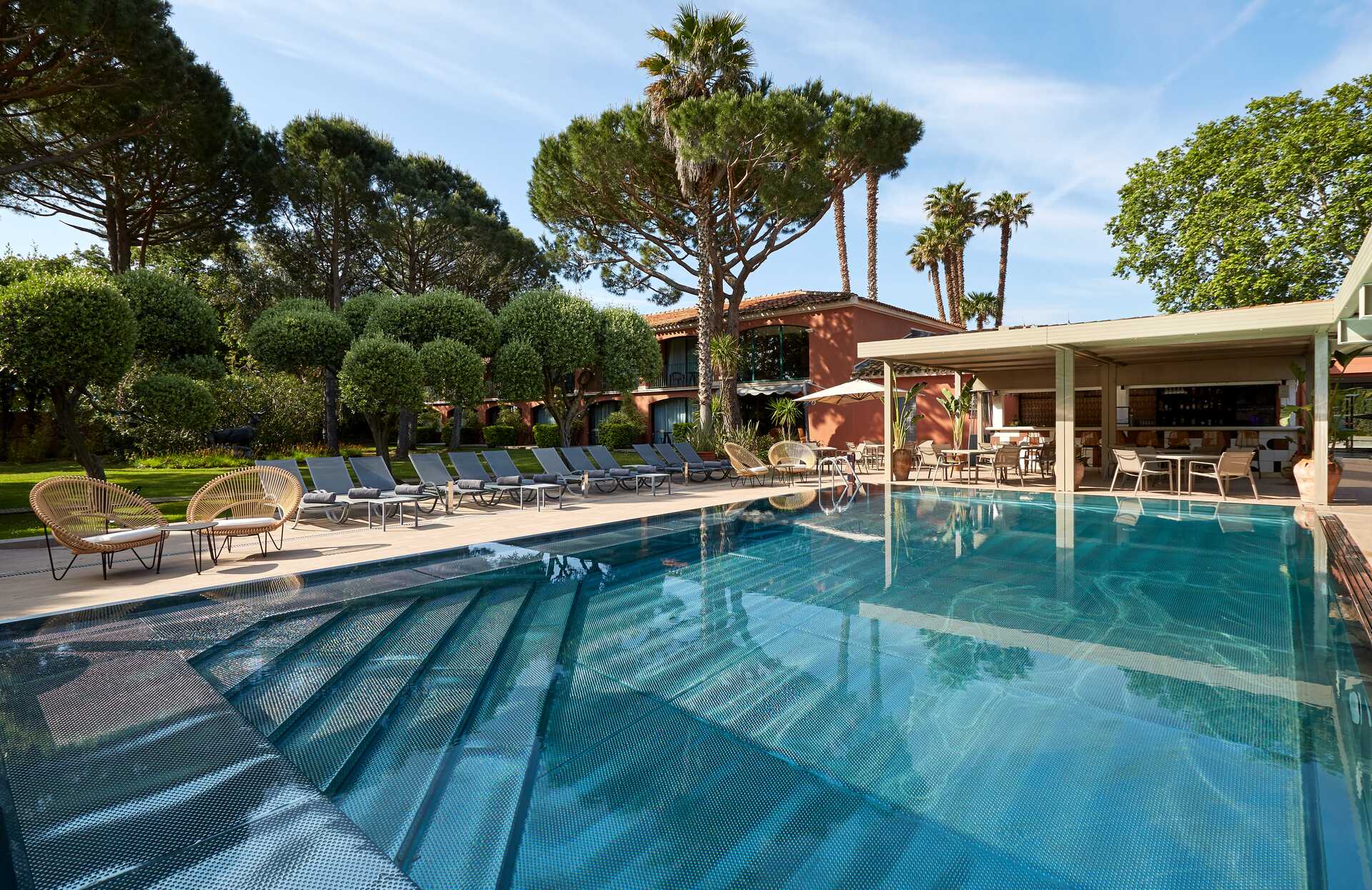 Un espace extérieur élégant et ensoleillé, organisé autour d’une piscine aux eaux cristallines. Entouré de transats confortables, de végétation méditerranéenne et d’une terrasse conviviale, ce lieu invite à la détente dans une atmosphère chaleureuse et raffinée, propice à l’évasion.