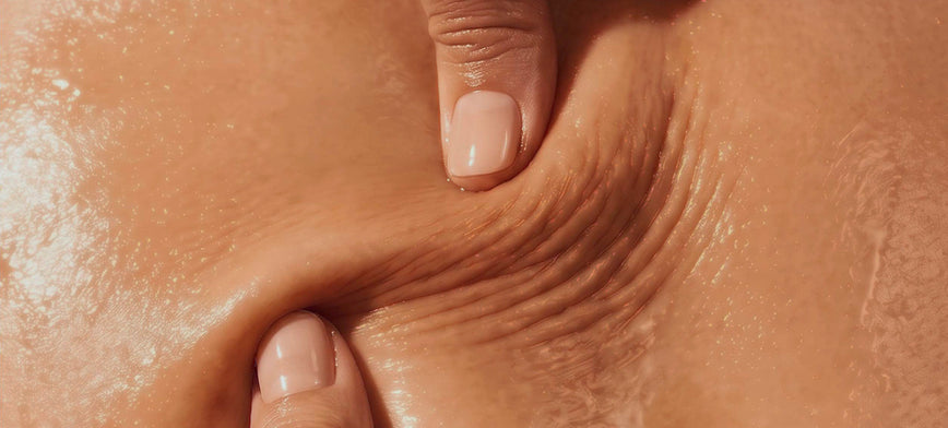 Gros plan sur la peau avec les doigts exerçant une pression
