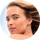 visage de femme les cheveux au vent sur fond ciel 