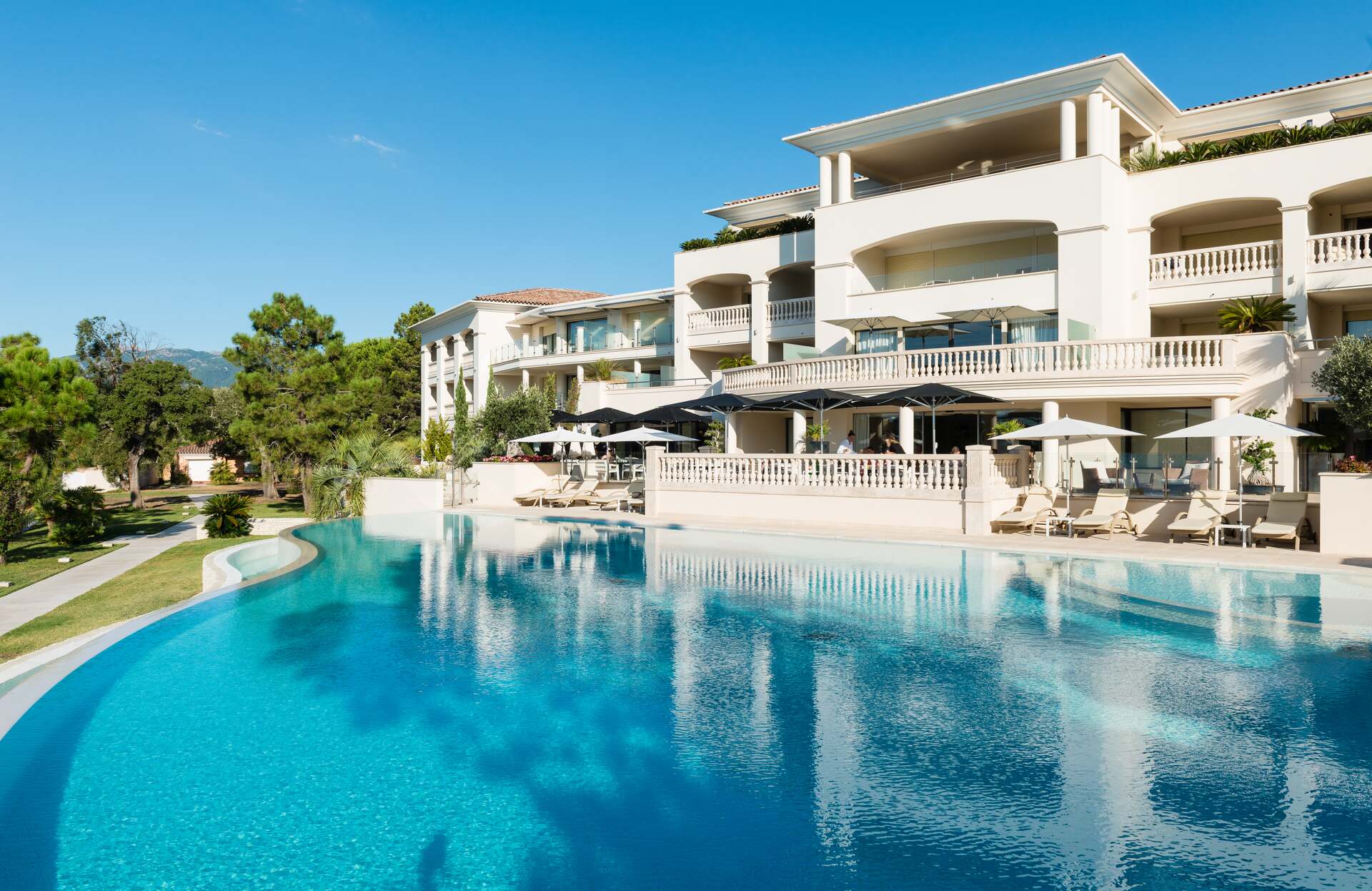 Un somptueux hôtel à l’architecture élégante, bordé par une vaste piscine aux eaux turquoise éclatantes. Entouré de terrasses ensoleillées et de jardins soigneusement aménagés, ce lieu incarne un art de vivre raffiné, propice à la détente et à l’évasion dans un cadre d’exception.
