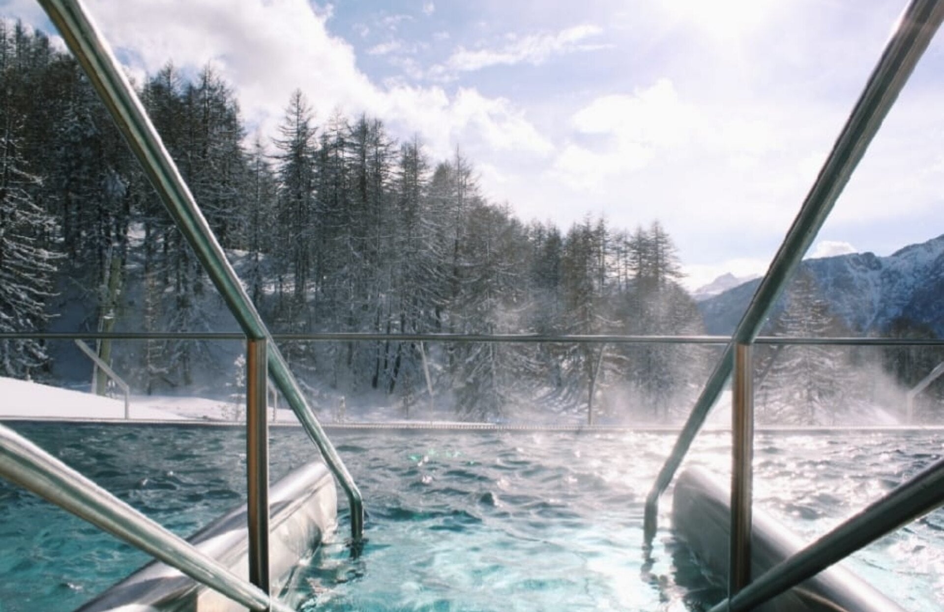 Un bassin extérieur chauffé niché au cœur d’un paysage enneigé, offrant une expérience unique entre chaleur et fraîcheur. Entouré de montagnes et d’une forêt hivernale, ce lieu invite à une parenthèse de détente immersive, où la vapeur de l’eau se mêle à l’air pur des sommets.