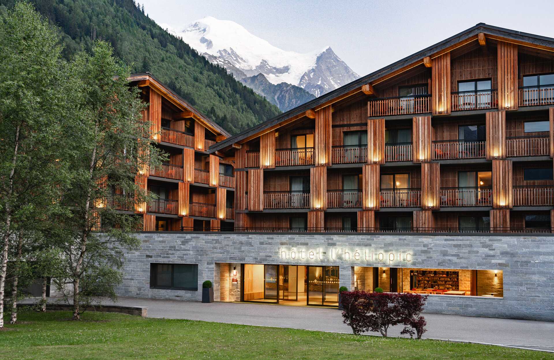 Un élégant hôtel de montagne à l’architecture contemporaine mêlant bois et pierre, niché au cœur d’un environnement naturel exceptionnel. Avec en toile de fond des sommets enneigés, l’établissement offre une atmosphère chaleureuse et raffinée, idéale pour une escapade alliant confort, nature et sérénité.