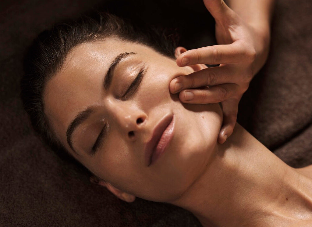 Massage du visage réalisé au spa, mettant en avant un soin relaxant et revitalisant pour l’éclat, la fermeté et le bien-être de la peau.