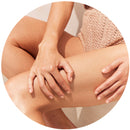 femme qui s'applique de la crème sur les jambes 