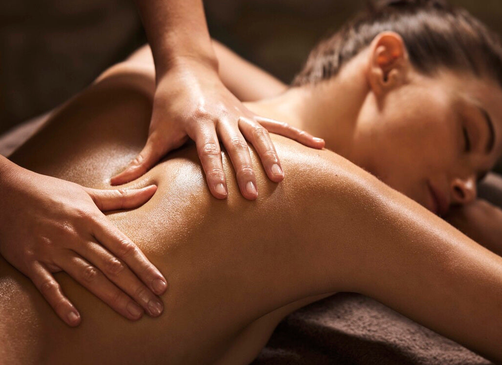 Massage du dos réalisé en spa avec application d’huile de soin, favorisant la détente musculaire, la relaxation profonde et le bien-être du corps.