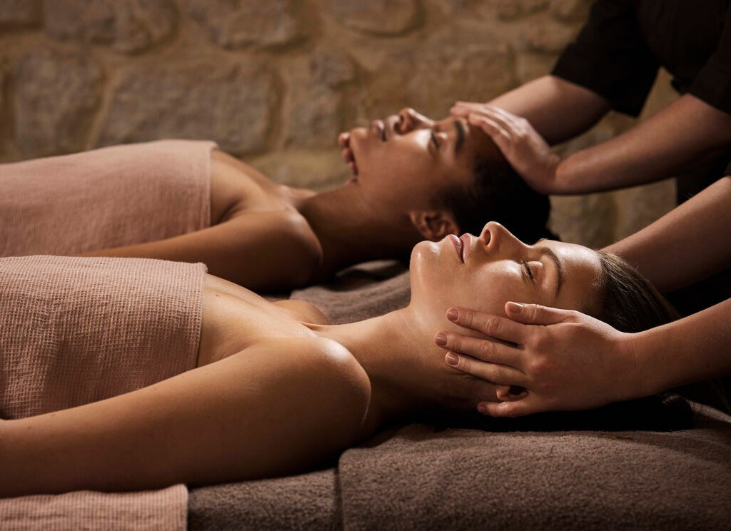 Soin visage en duo réalisé dans un spa, avec massage relaxant du visage et du cuir chevelu favorisant la détente, le bien-être et l’éclat de la peau