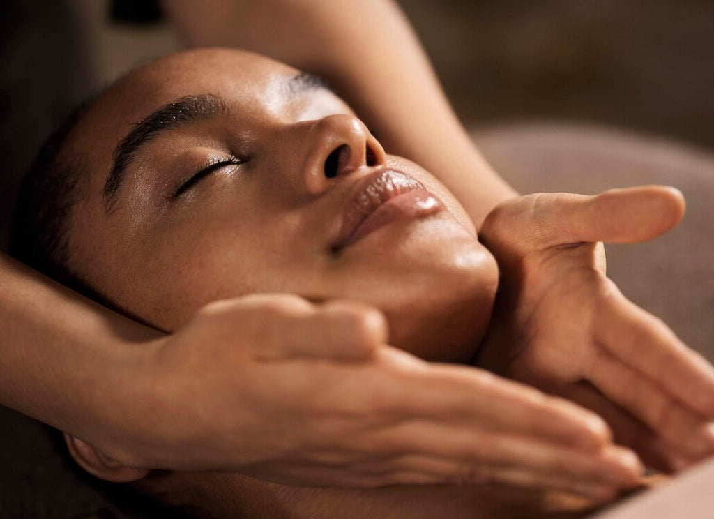 Massage du visage et du cou réalisé en spa, mettant en avant un soin relaxant favorisant la détente, l’éclat de la peau et le bien-être.