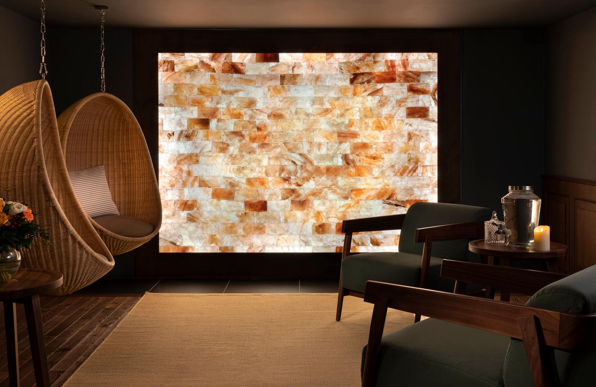 Un espace de détente chaleureux et intimiste, sublimé par un mur de sel rétroéclairé aux teintes ambrées, invite à la relaxation. Entre fauteuils confortables, matières naturelles et lumière tamisée, cet endroit offre une atmosphère apaisante, idéale pour un moment de bien‑être hors du temps.