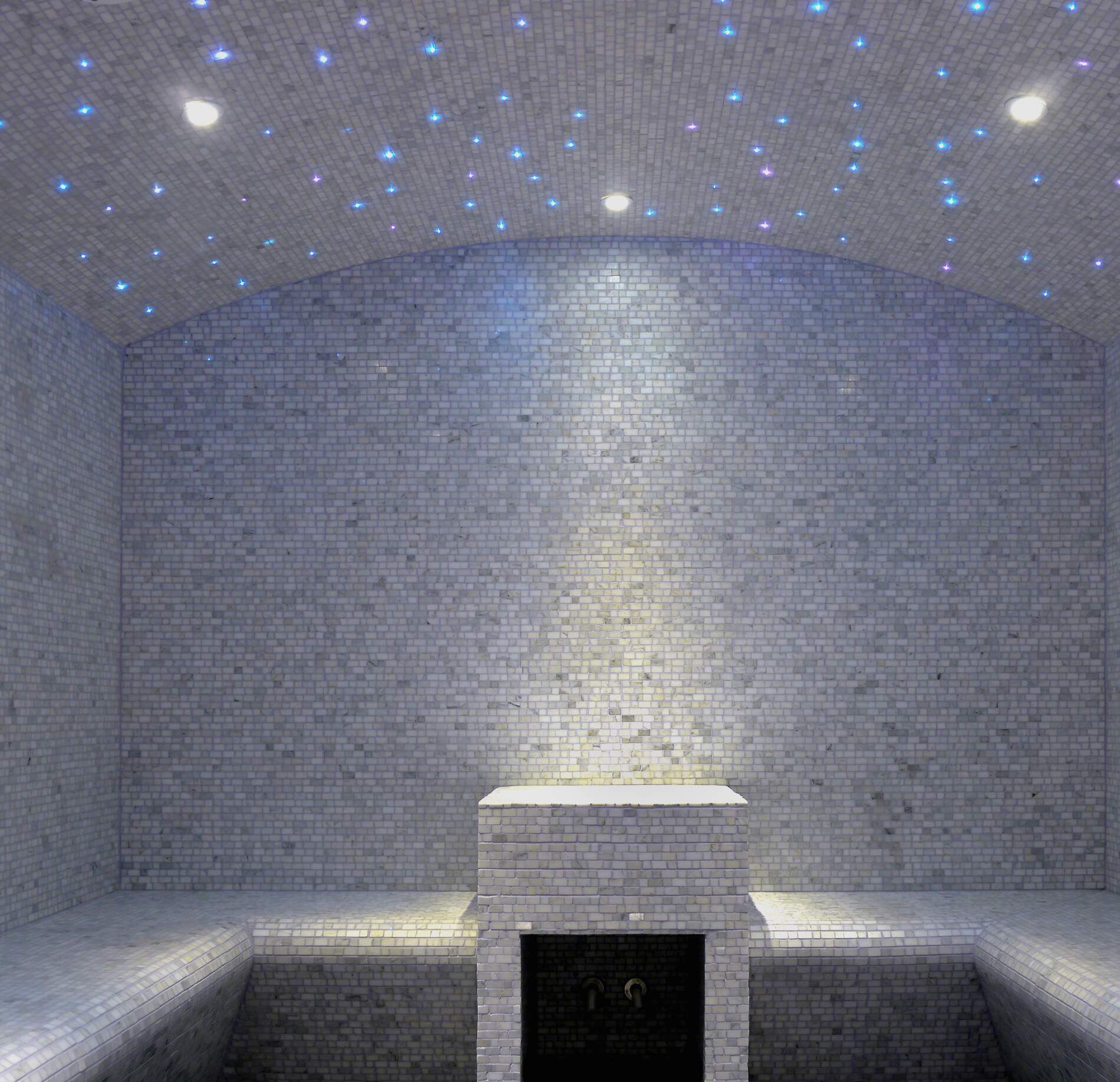Il y a un hammam lumineux de l'Hotel  Spa Vent d'Ouest, entièrement recouvert de mosaïques claires avec des assises en angle et un point central en pierre.
Le plafond voûté parsemé de petites lumières bleutées évoque un ciel étoilé, diffusant une atmosphère douce et enveloppante propice à la relaxation.