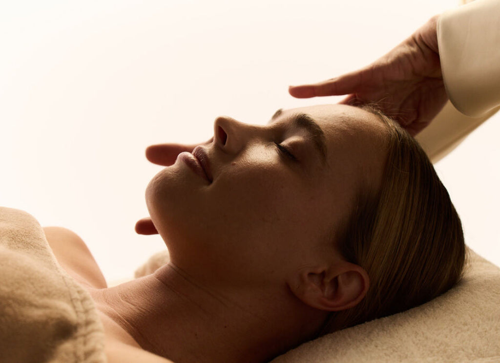 Soin du visage réalisé en spa avec application de gestes experts sur le front et les tempes, favorisant la relaxation, le bien-être et l’éclat de la peau.
